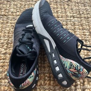 Under armour Black athletic shoes size 8